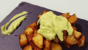 Patatas Originales con Alioli de Aguacate