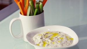 CRUDITÉ CON SALSA TZATZIKI GRIEGA